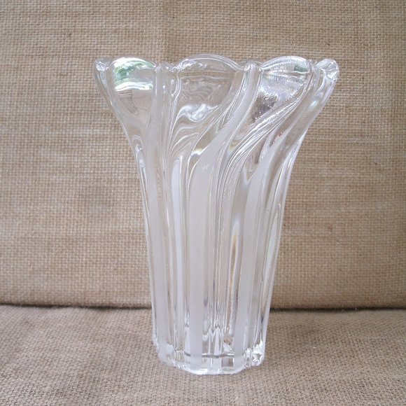 Mikasa Peppermint Frost Clear Glass Vase - Picture 3 of 16